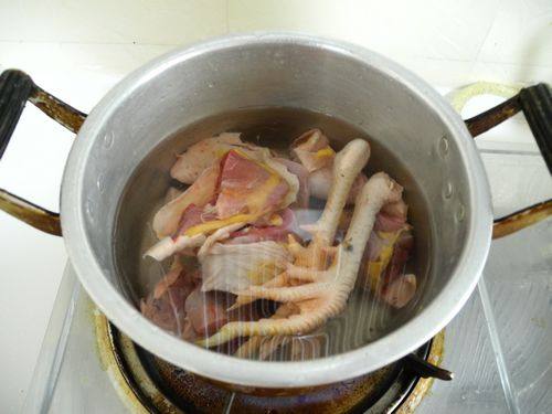 杏鲍菇刺参笨鸡汤步骤2