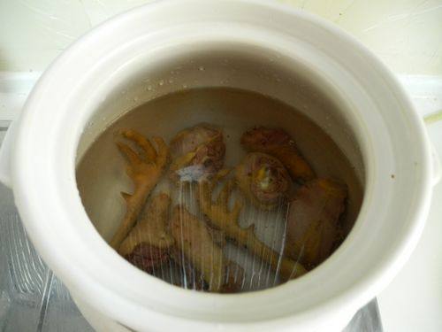 杏鲍菇刺参笨鸡汤步骤4