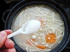 鲫鱼金针豆腐汤步骤11
