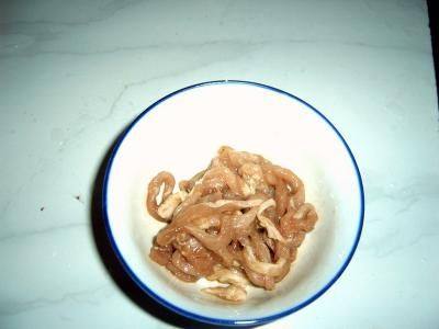 蒜苗豆腐皮炒肉丝步骤2