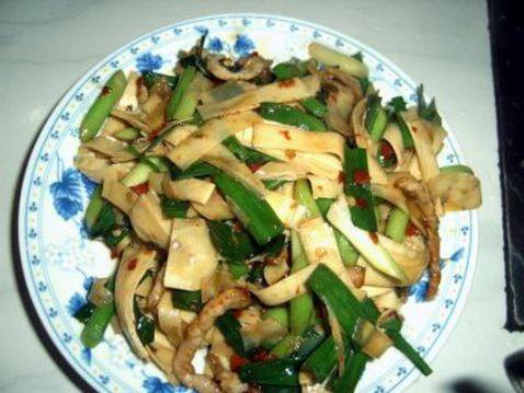 蒜苗豆腐皮炒肉丝步骤7