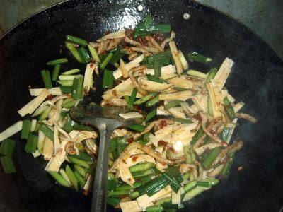 蒜苗豆腐皮炒肉丝步骤6