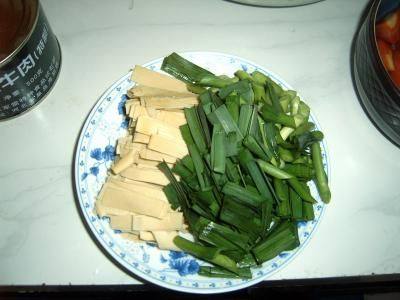 蒜苗豆腐皮炒肉丝步骤3