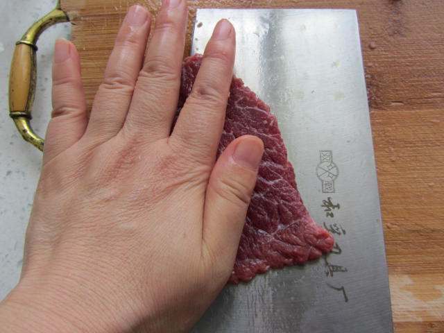 灯椒炒牛肉步骤3