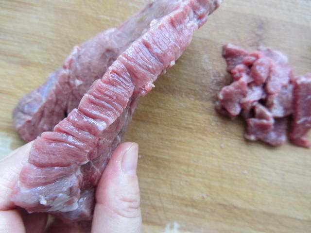 灯椒炒牛肉步骤2