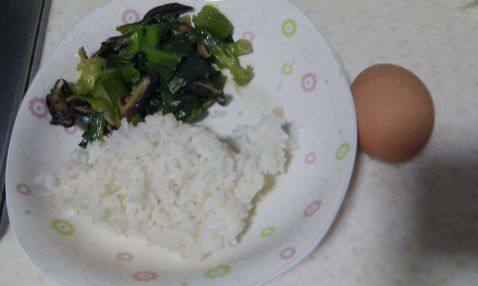 青菜香菇蛋炒饭步骤1