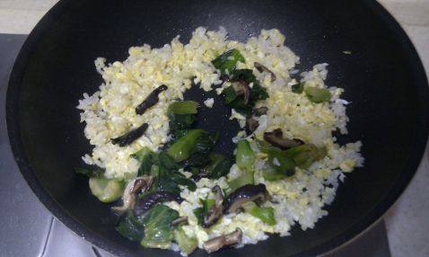 青菜香菇蛋炒饭步骤4