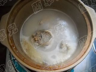 砂锅鲶鱼汤步骤6
