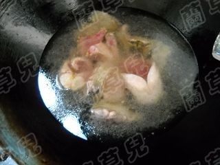 砂锅鲶鱼汤步骤4