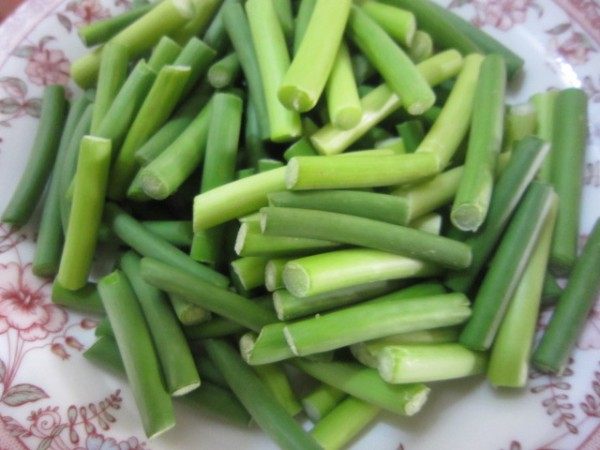 【蒜苔炒鸡蛋】步骤1