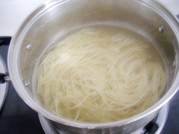 橄榄菜麻将凉面步骤1