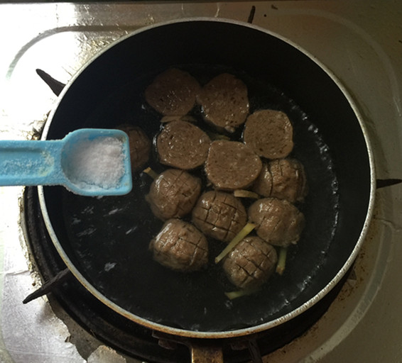牛肉丸汤米粉步骤2