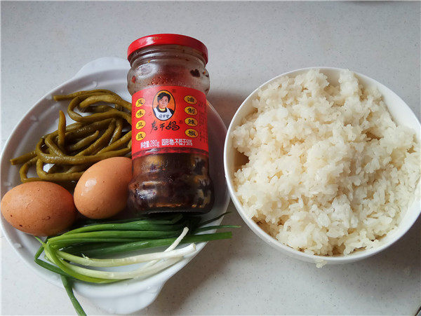 酸豆角蛋炒饭步骤1