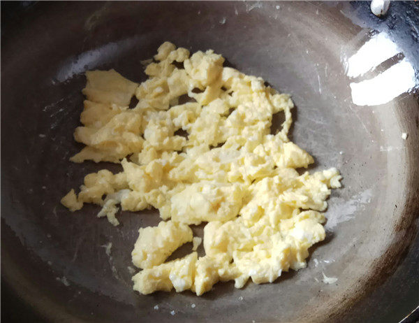 酸豆角蛋炒饭步骤3