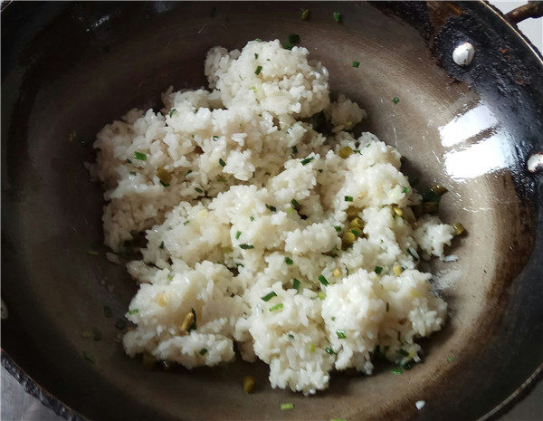酸豆角蛋炒饭步骤5