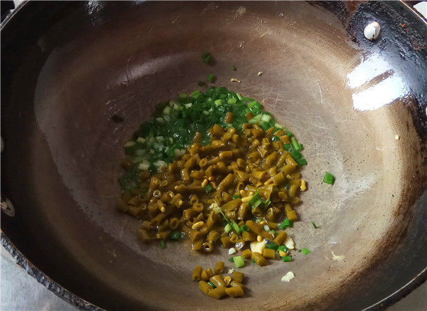 酸豆角蛋炒饭步骤4