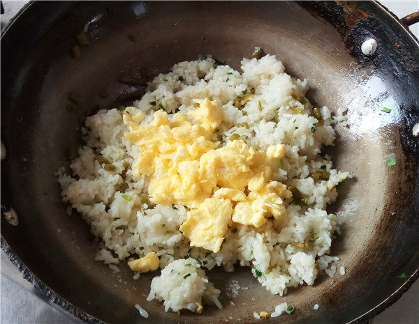 酸豆角蛋炒饭步骤6