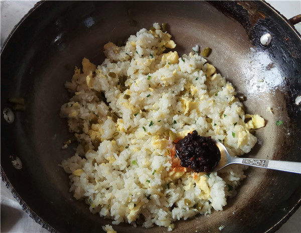 酸豆角蛋炒饭步骤7