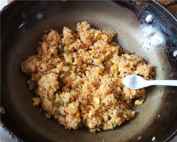 酸豆角蛋炒饭步骤8