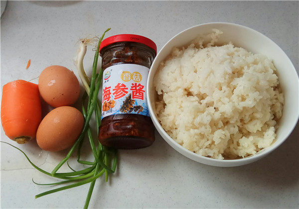 海参酱胡萝卜蛋炒饭步骤1