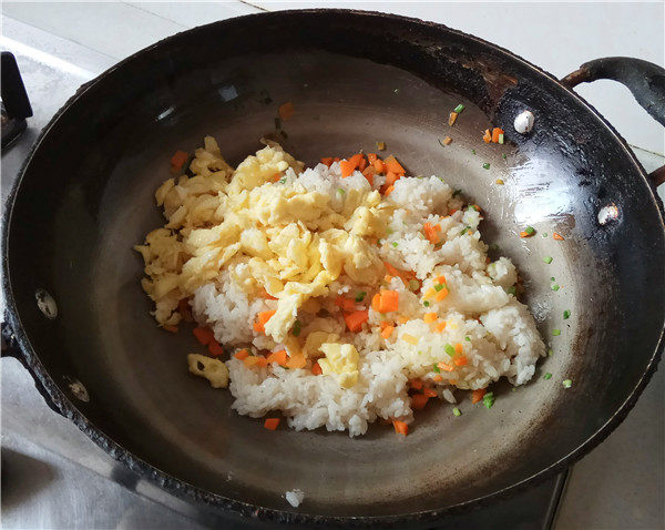 海参酱胡萝卜蛋炒饭步骤6