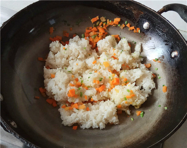 海参酱胡萝卜蛋炒饭步骤5