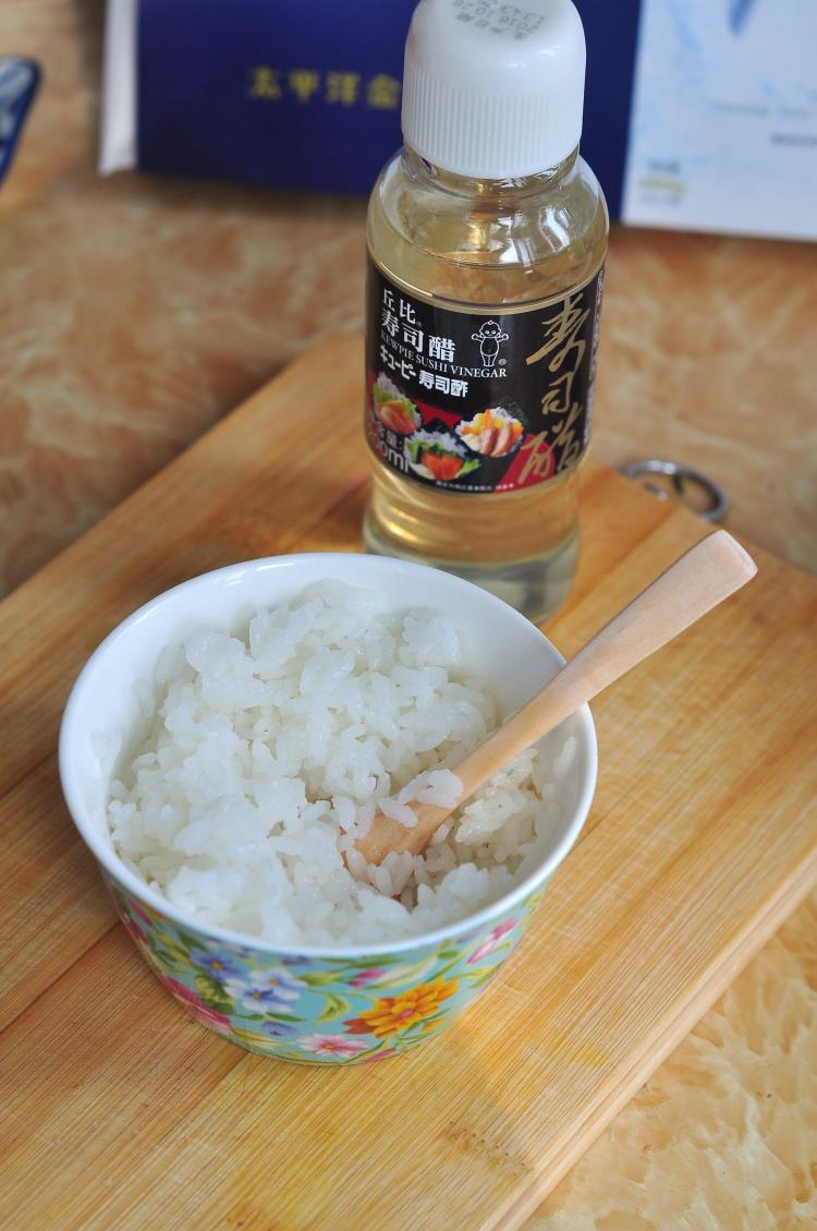 金枪鱼肠黄瓜寿司#盛步骤2