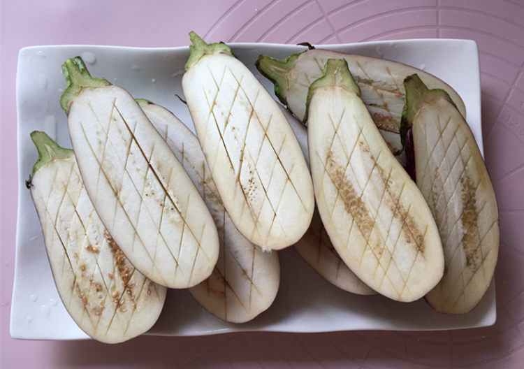 蒜蓉烤茄子步骤2