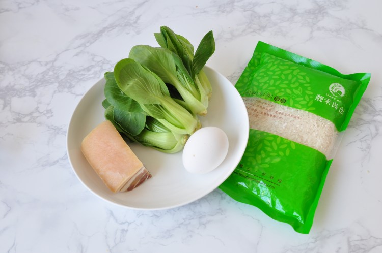 咸肉煲仔饭步骤1