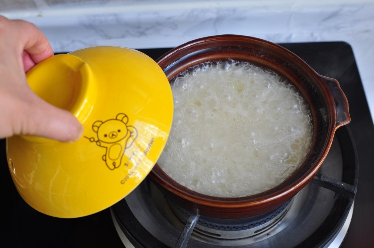 咸肉煲仔饭步骤7
