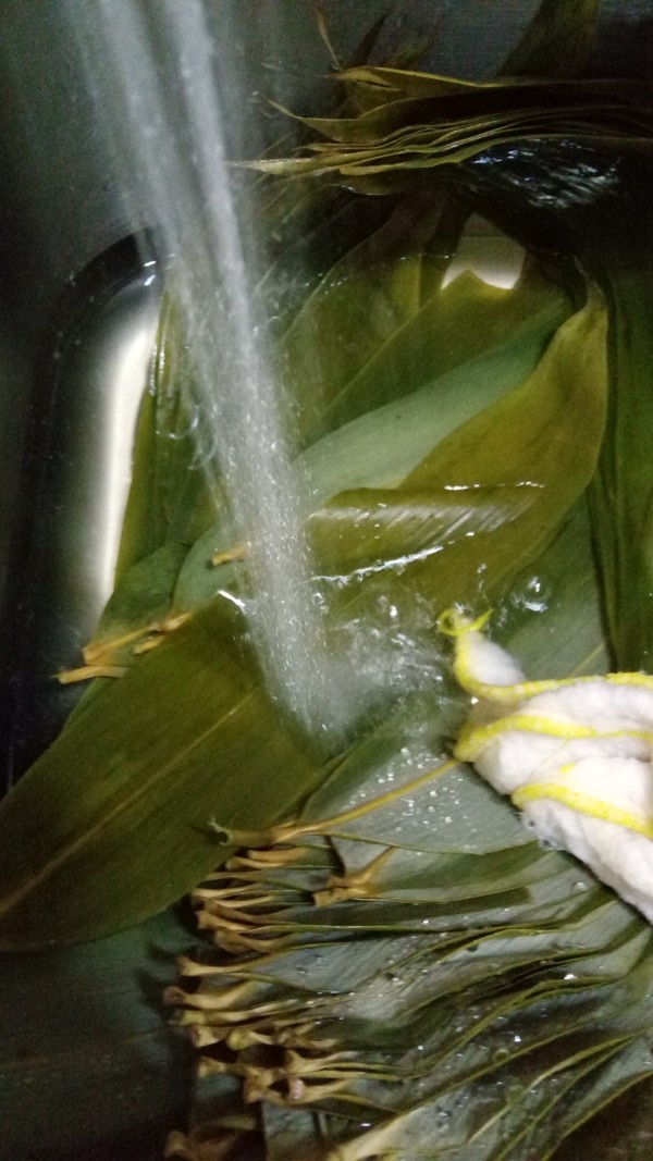 红豆咸蛋腊肠肉粽步骤2
