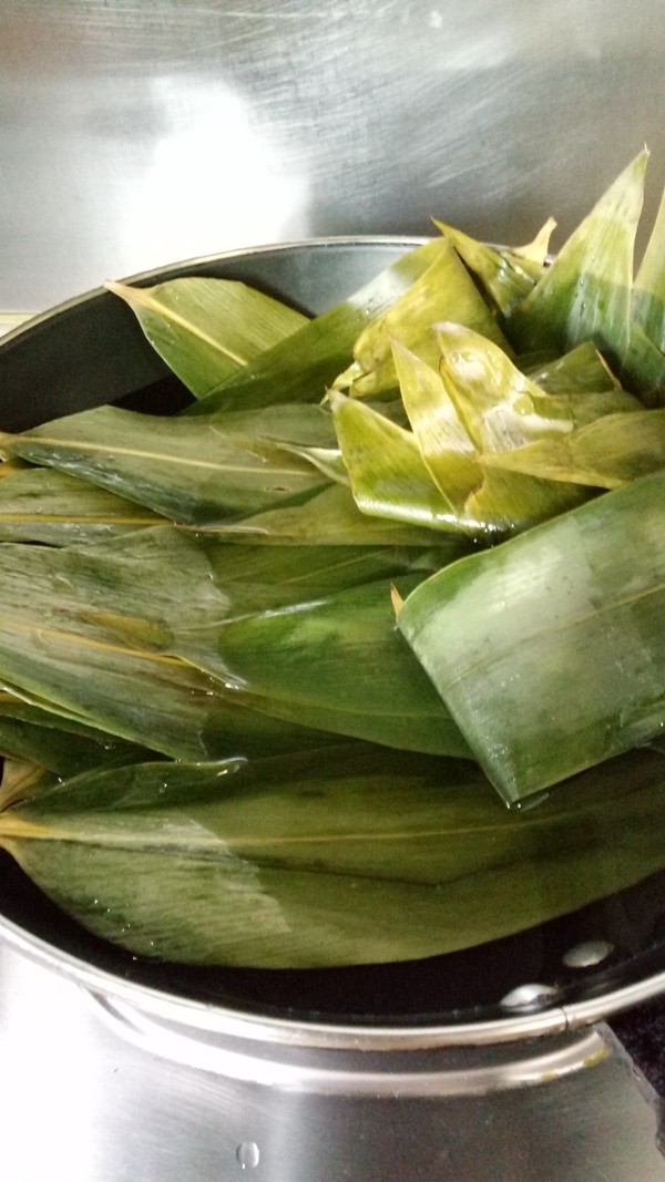 红豆咸蛋腊肠肉粽步骤3