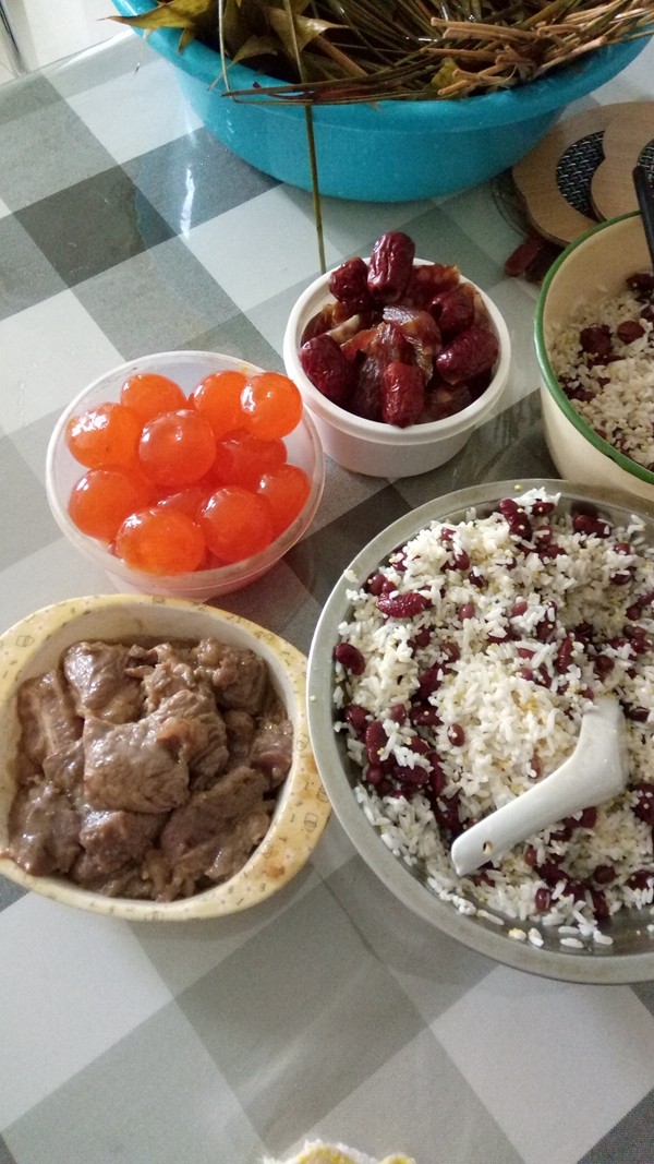 红豆咸蛋腊肠肉粽步骤8