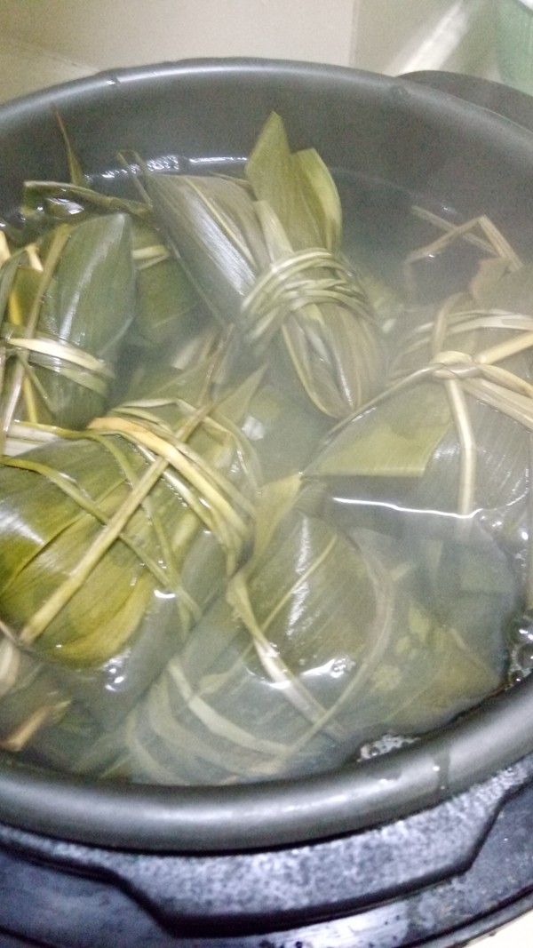 红豆咸蛋腊肠肉粽步骤15