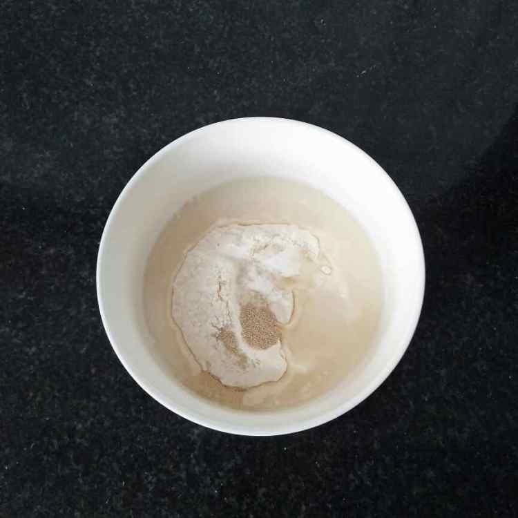 黄金小辫子面包步骤1