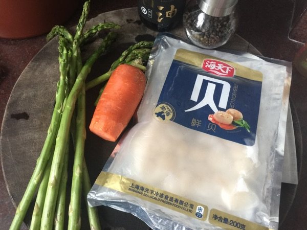香煎芦笋鲜贝肉步骤1