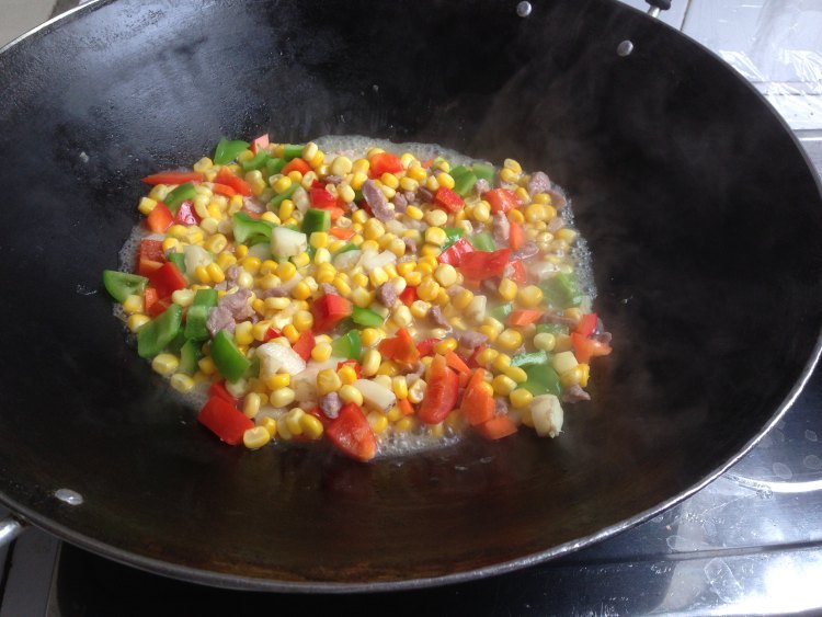 玉米青红椒炒肉丁步骤7