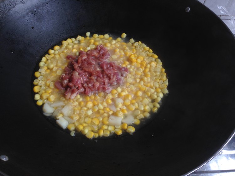 玉米青红椒炒肉丁步骤5