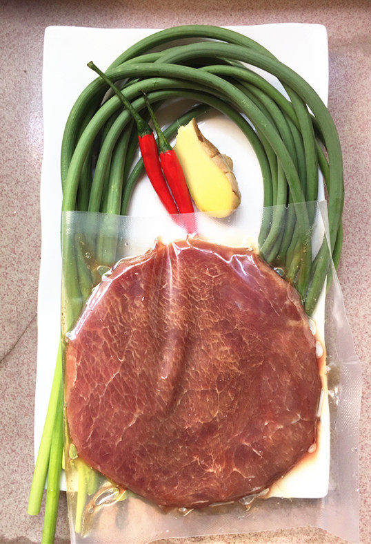 蒜苔炒牛肉步骤1