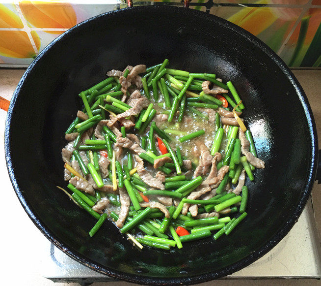 蒜苔炒牛肉步骤10