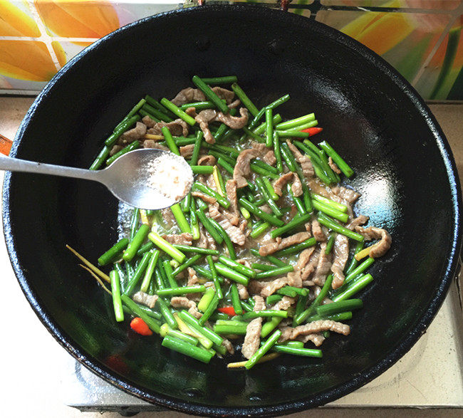蒜苔炒牛肉步骤11