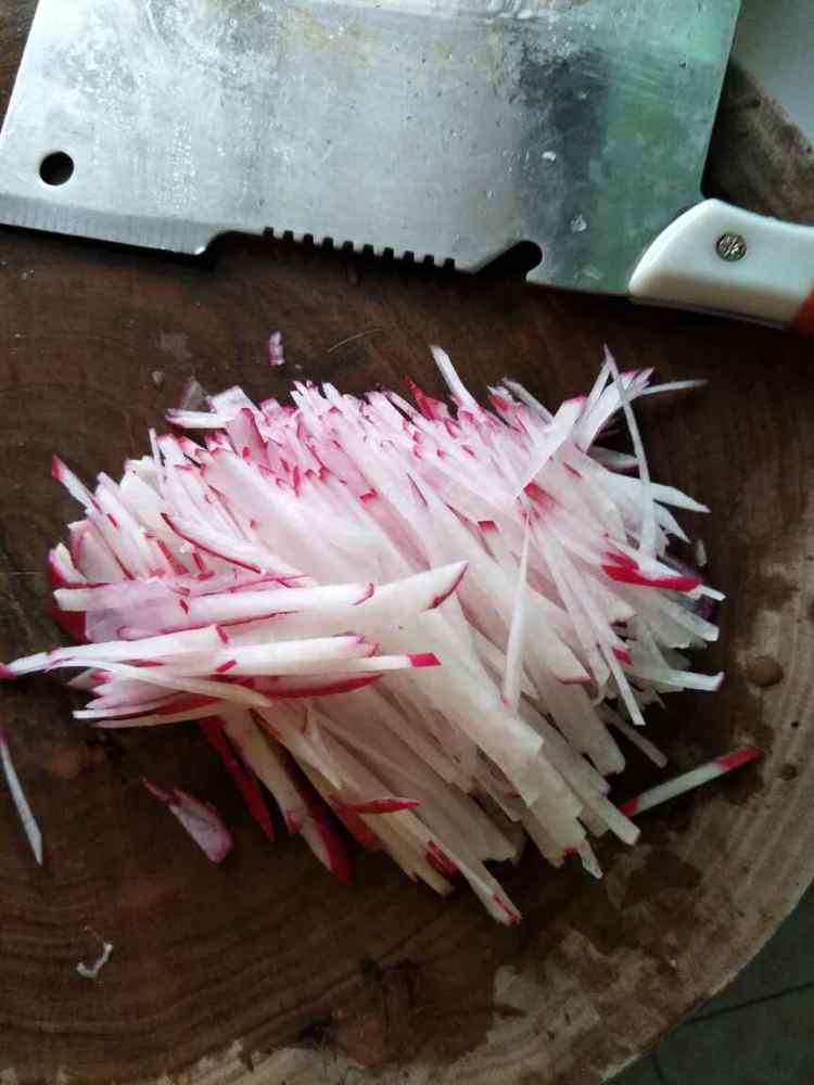 凉拌红皮萝卜丝步骤2