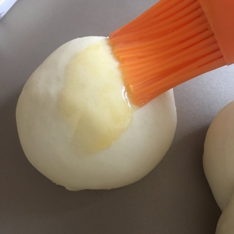 金枪鱼小餐包步骤9
