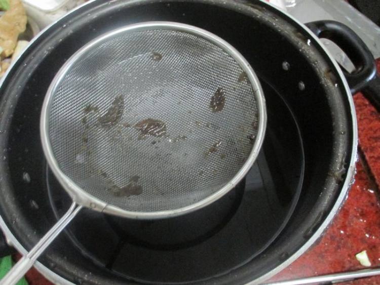 红豆煲凉粉草步骤6