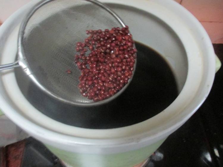 红豆煲凉粉草步骤7