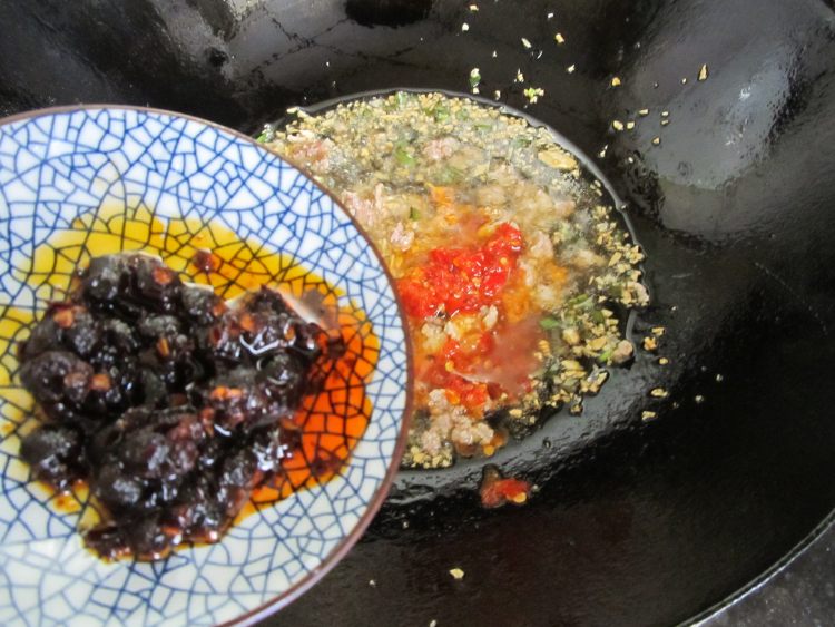 香菇肉酱拌面步骤7