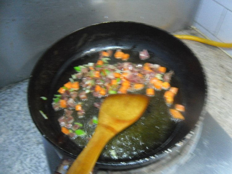 香菇火腿炒饭步骤5