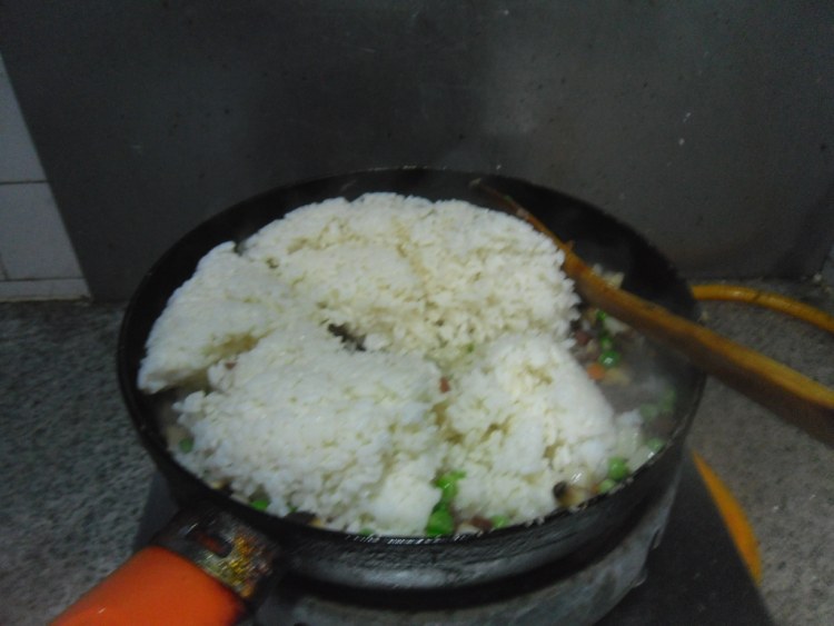 香菇火腿炒饭步骤9