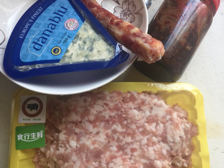 腊肠蒸肉饼步骤1