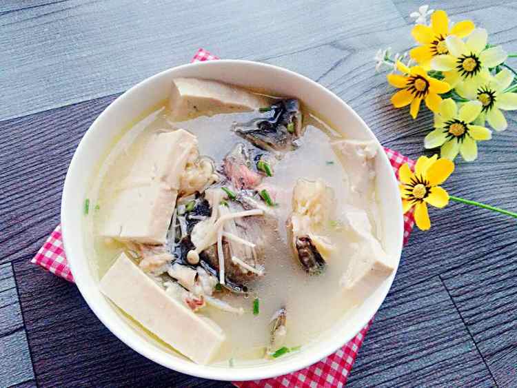 金针菇豆腐鱼头汤步骤10